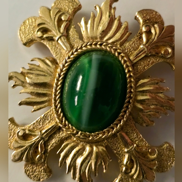 Vintage Accessocraft NYC Gold Tone Green Maltese Cross Brooch pendant estate - Picture 5 of 12